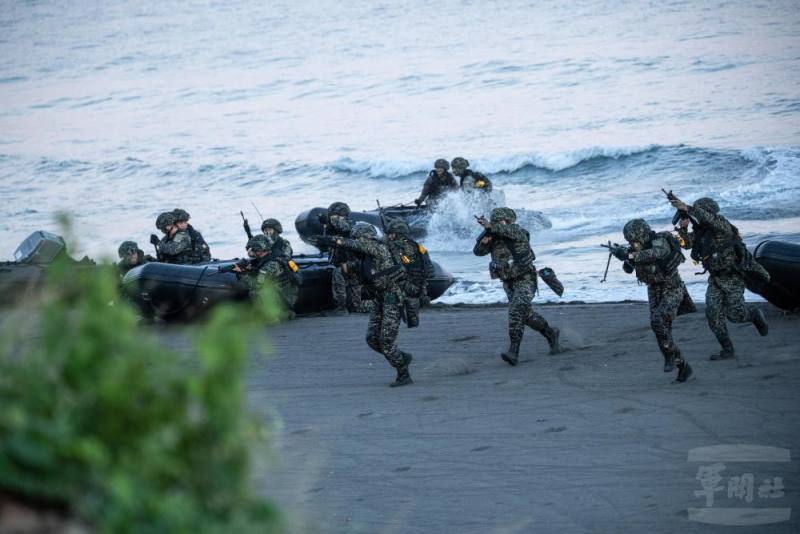 突擊連採疏散隊形挺進，完成敵灘岸偵察