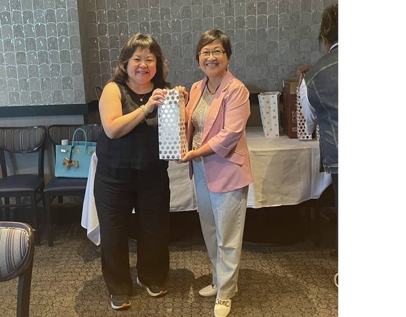 徐佳青回贈紀念品予巴爾的摩同鄉會會長高碧鴻