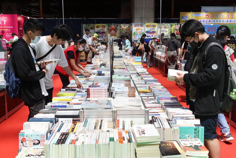 台北國際童書展與台北城市書展5日在台北世貿1館登場，吸引許多民眾進場逛展，挑選、購買喜歡的書籍。