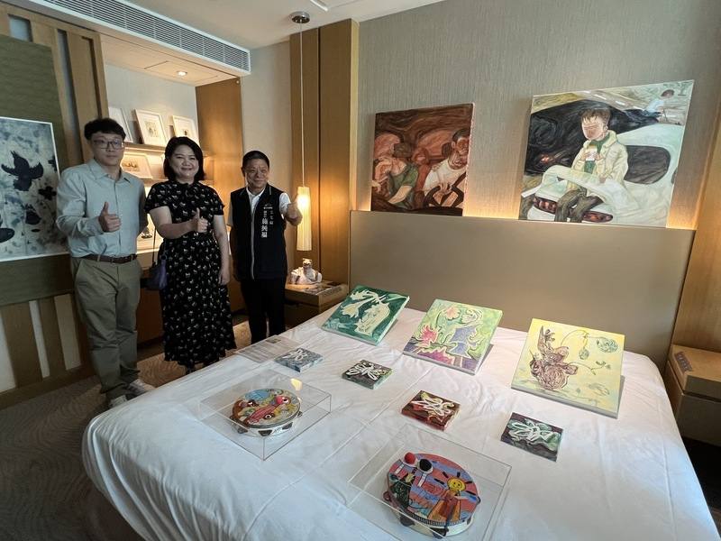 2024台中藝術博覽會由中華民國畫廊協會主辦，19到21日將在台中日月千禧酒店展出，參展畫廊已陸續進場布置展示作品。中為協會理事長陳菁螢。