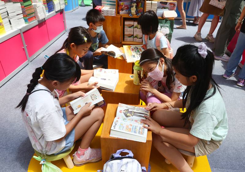 台北國際童書展與台北城市書展5日在台北世貿1館登場，吸引許多小朋友到場參觀、閱讀書籍。