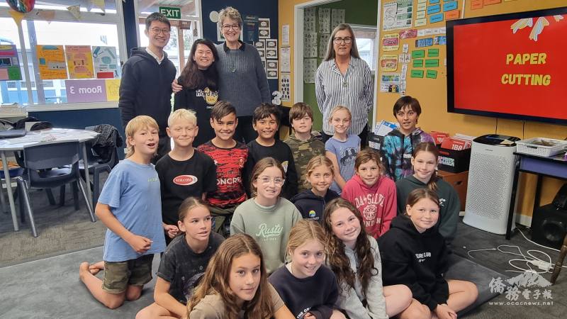 Waihi Beach School華語文課程師生合影（後排右至左：Waihi Beach School五、六年級學年主任Jodene De Andrad、副校長Mandy Forsyth、暨南國際大學國比系碩士班實習老師許芷潔、鳳興書院行政主任石清文）