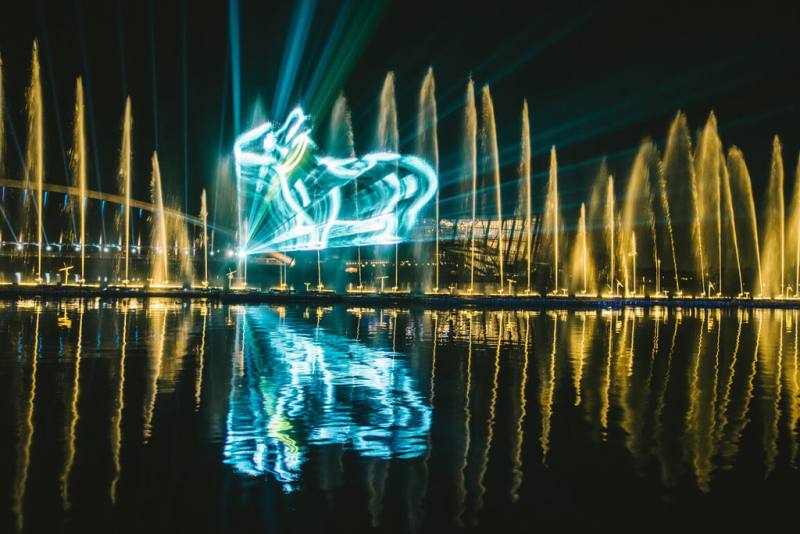 全台最長故宮南院水舞自即日起至9月1日每週二至週日晚間展演「水樂之夜」，全長達120公尺，以「富春山居圖」為構想，山型浮空雷射水幕搭配十鼓擊樂團重新編寫名曲「憶想之門」，為民眾送上精彩視、聽覺饗宴。（故宮南院提供）