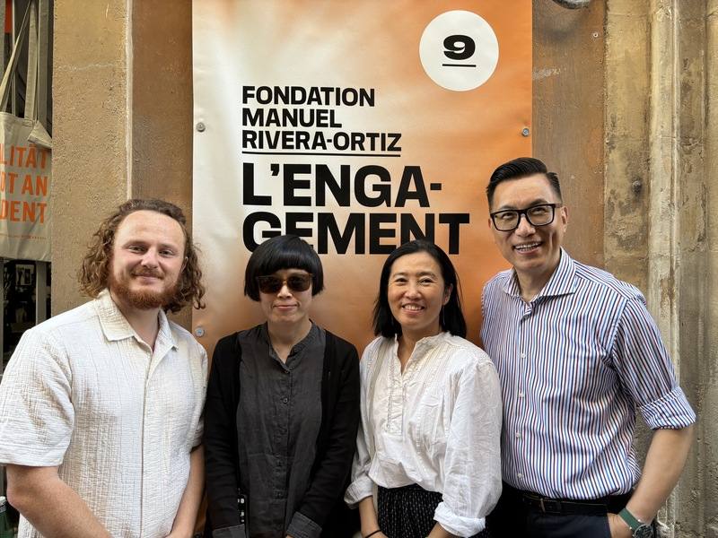 亞爾國際攝影節登場，Manuel Rivera-Ortiz基金會3日舉辦開幕酒會，駐法國代表處台灣文化中心胡晴舫（右2）、王俊傑（右1）、張君懿（左2）與基金會總策展人巴西雷提（左1）於「承諾」海報前合影。