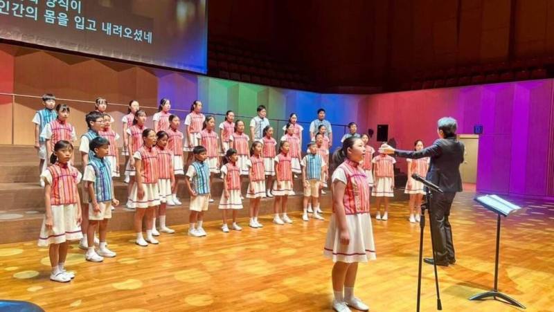 台北華新兒童合唱團5日晚間與世界展望會合唱團，首爾市、金浦市、香港合唱團一同進行2024世界展望會和平合唱節演出。（台北華新兒童合唱團提供）