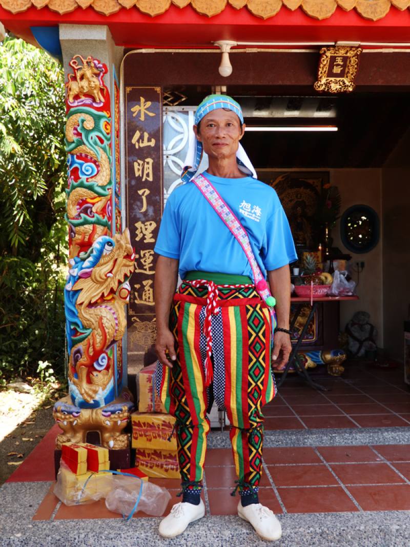 屏東縣牡丹鄉旭海村6日舉行「macaran旭海．海祭」，海祭司儀、阿美族居民潘鄭文鐘表示，阿美族人「會走路時就泡在海裡了」，海是冰箱、潮間帶是菜園，常以天為被、以沙灘為床，聽著海浪睡著，對大海有很深的情感，因此要敬天、敬地、敬山、敬海。