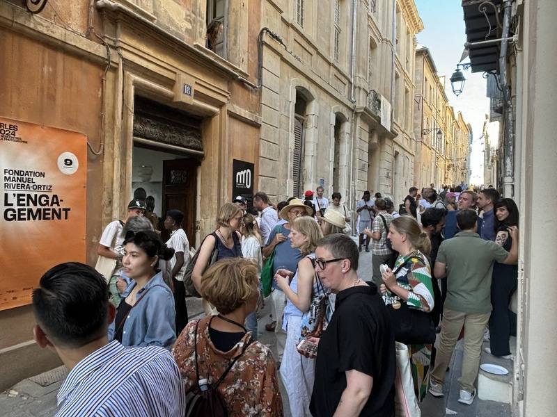 亞爾國際攝影節登場，Manuel Rivera-Ortiz基金會3日舉辦開幕酒會，人潮擠滿巷子。除王俊傑及張君懿外，還有來自法國、義大利、迦納等國共15位藝術家的作品，探討人群互動的複雜性，反思自身責任及與承諾。