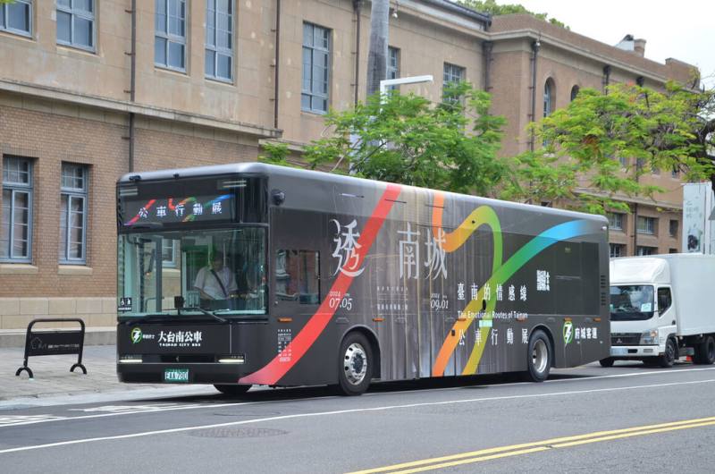 台南400「透．南城－城市穿行四百年」城市展5日開幕，市府同步推出「公車行動展」，以2輛Model T電動巴士作為展覽接駁車，讓遊客體驗台南人生活味。（台南市政府提供）