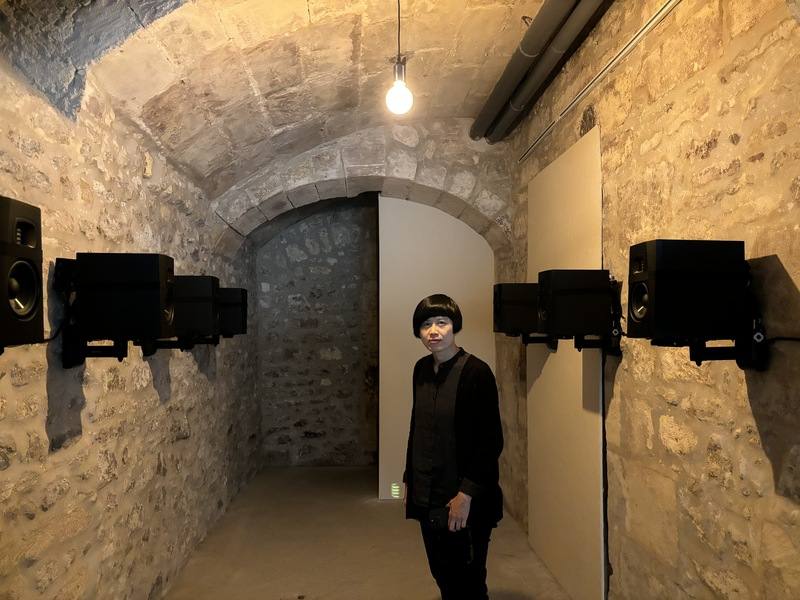 張君懿在亞爾國際攝影節上展示作品「謝芳珍」，展現了人的感性，所有聲音、認同彼此交疊，反映人們對於未來的不安，以及與他者連結的嚮往。