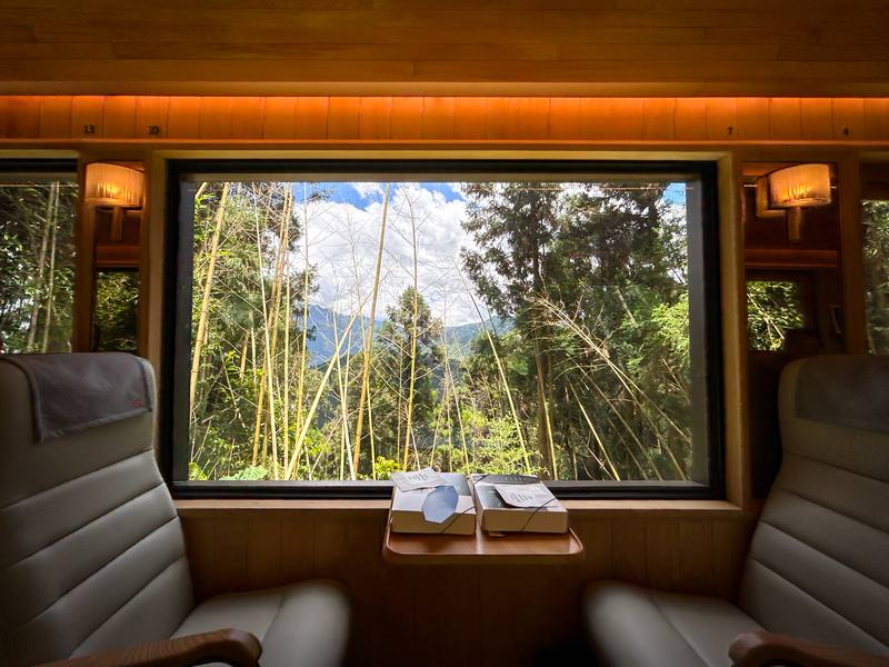 阿里山林鐵歷經15年修復作業，全線6日即將正式通車，全新觀光列車「福森號」則預計28日首發，車廂內擁有165公分寬的觀景窗，沿途窗外美景如畫。
