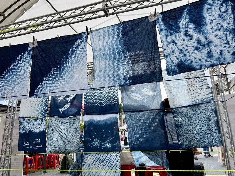 2024三峽藍染節6日起在新北三峽盛大展開，邀請許多藝文團體演出，現場也推出藍染DIY體驗，由三峽在地染坊帶領民眾重拾過去藍染記憶。