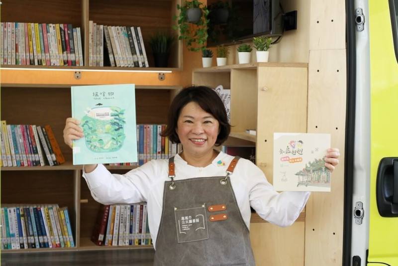 嘉義市首度以行動圖書館概念打造書車「閱讀浪」，市長黃敏惠（圖）8日表示，市府相當重視每個年齡層閱讀需求，同時也攜手各界將閱讀風氣帶入社區，因此今年打造行動書車，提供便利借閱服務及閱讀體驗。（嘉義市政府提供）