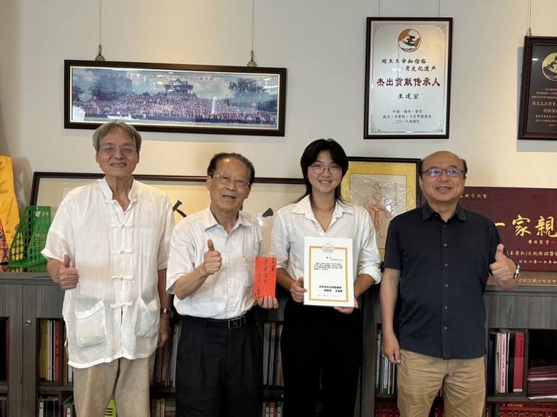 台中女中畢業生王哲綺（右2）獲政治大學政星計畫錄取企管系，來自單親家庭的她，趁著上大學前暑假期間1人打3份工籌學費，台中市王姓宗親會得知後，6日致贈王哲綺獎狀與獎助學金。（王姓宗親會提供）