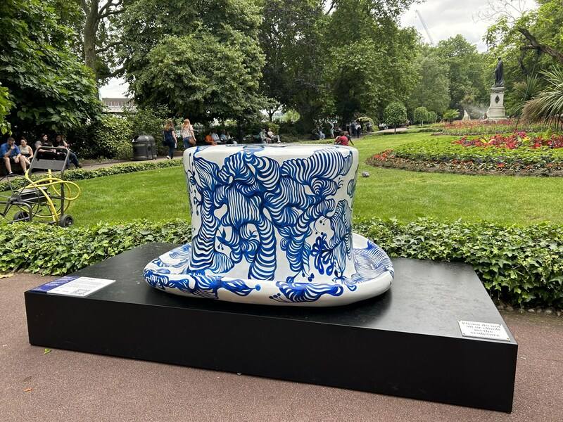 「傳統夏日之旅」是一場大型戶外裝置藝術活動，藝術家結合傳統與現代元素，慶祝倫敦地區豐富的歷史和人文精神。台灣藝術家賴倚翎結合她擅長的書法線條畫，將台灣特色元素帶進英國文化背景中。