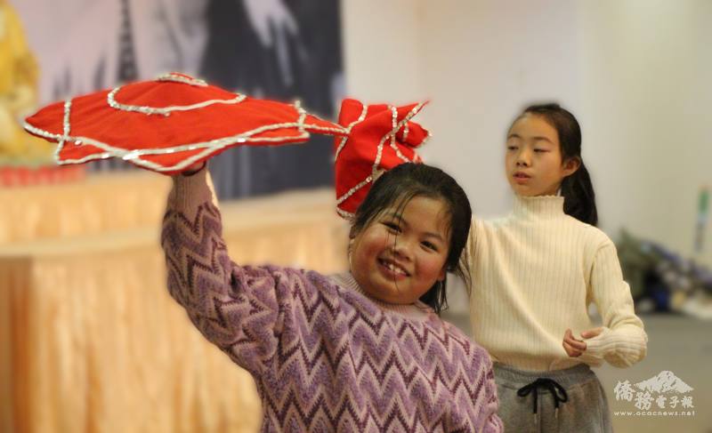 兒童營學員們學習民俗舞蹈(南華寺提供）