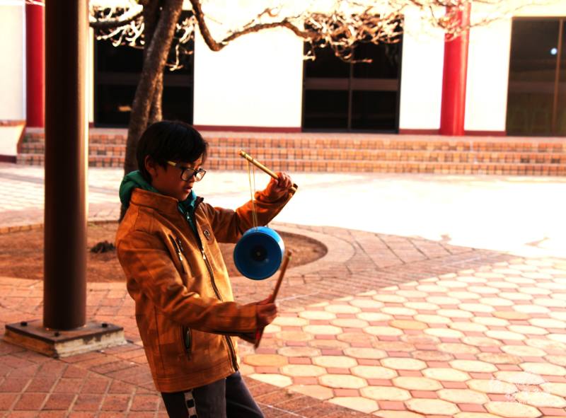 學員努力學習扯鈴技藝 (南華寺提供）