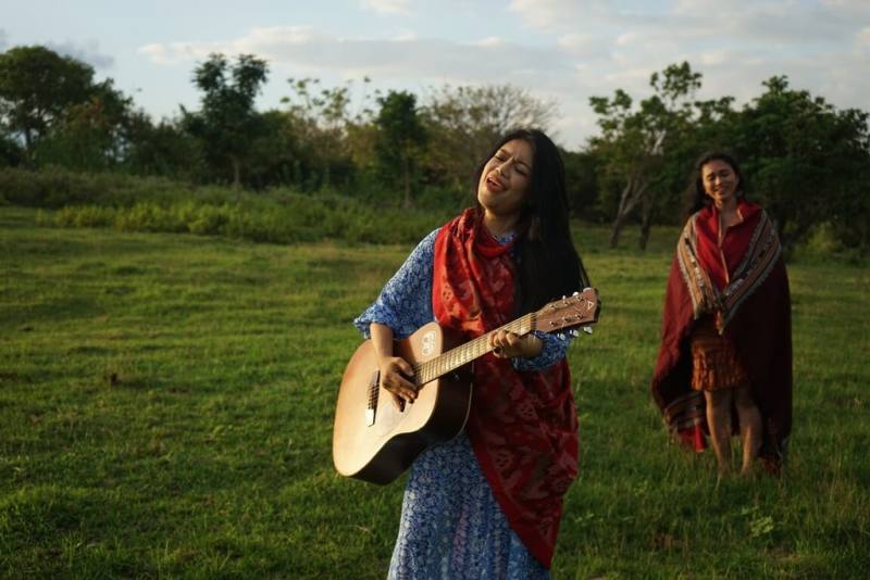 阿美族歌手阿洛（前）研究南島語系，發願製作一部關於南島語系的跨國愛情電影，故事架構已定，喊話各界幫忙、合作。（公視提供）