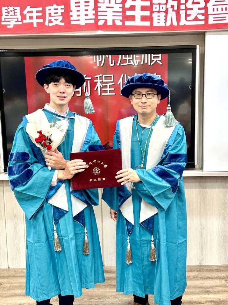 國立中山大學電機系通訊工程研究所博士生林國鈞（左）研究虹膜辨識資安技術，成果突破14年全球瓶頸，杜絕駭客入侵漏洞。（中山大學提供）