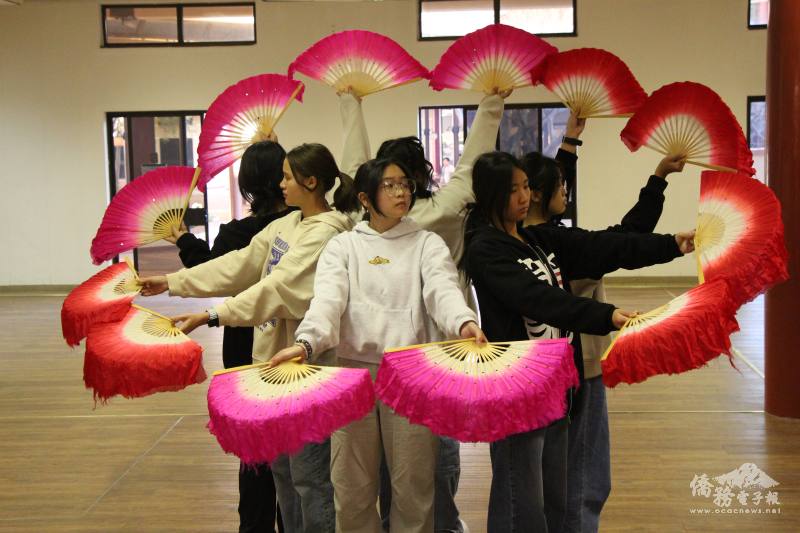 青年營學員學習扇子舞(南華寺提供）