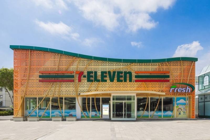 統一超旗下7-ELEVEN在台南將開出第7000店「首府門市」，外觀以橘色漸層鏤空窗花和金色弧形線條為設計特色，除了有OPEN!家族全新肖像，也引入超市等多元複合業態。（統一超提供）