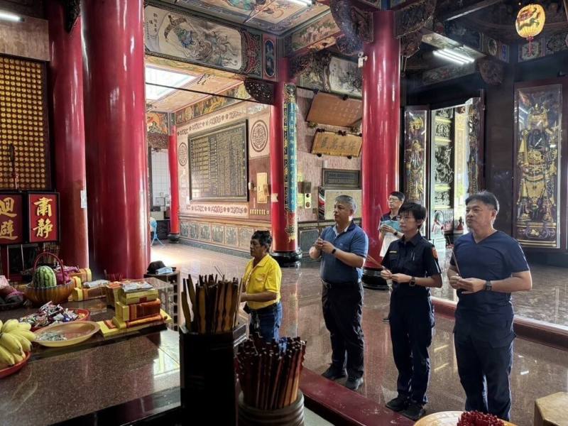 琉球分駐所首名女所長蔡孟儒（右2）8日報到後赴三隆宮等廟宇參拜，並拜訪三隆宮主任委員黃清進，了解9月重頭戲迎王祭典儀程。（屏東縣警察局東港分局提供）