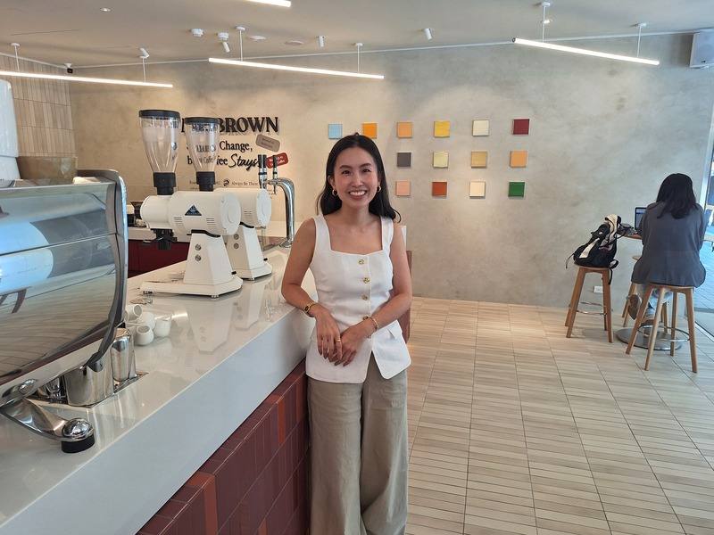 金車旗下伯朗咖啡館今年首次進行大幅度改裝，率先改裝南京概念店，此為金車第三代李家迪操刀，主導店舖設計與伯朗先生手繪風格化，客群不但更年輕化，更提升客單價。