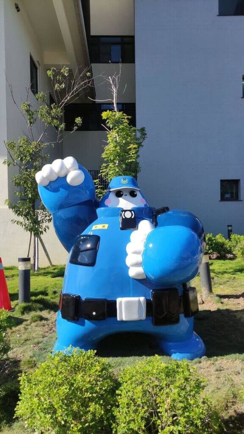 嘉義縣警察局朴子分局新建辦公大樓公共藝術公仔9日亮相，其中公仔朴薩（圖）代表執勤同仁辛苦維護治安的身影，就像聞聲救苦的菩薩在人間化身。（朴子警分局提供）