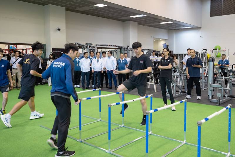 總統至訓練場地關心跆拳道、桌球、健力、羽球等帕運代表隊員備戰情形