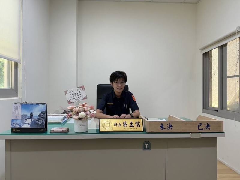 東港警分局琉球分駐所首名女所長蔡孟儒是高雄人，年約40歲，民國104年三等警察人員特考班結訓後分別在宜蘭縣三星分局及東港分局督察組擔任巡官職務；在112年獲頒警政署績優政風人員、113年獲屏東縣政府廉潔楷模。（屏東縣警察局東港分局提供）