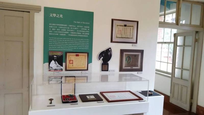 台南市文化局及葉石濤文學紀念館主辦、台文館協辦的特展「文學千層：從白色找回台灣文學的豐富色彩–葉石濤」正在葉石濤文學紀念館展出中，參觀者可透過展出一窺葉石濤的創作及影響力。（台南市政府提供）