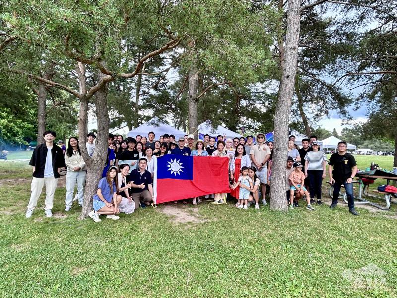 活動大合照。駐多倫多辦事處副組長吳秋月（前排左2）、多倫多文教中心副主任徐沛宸（前排左4）以及多倫多臺客幫會長林宇軒（前排右1）