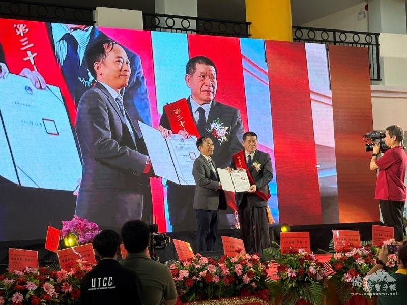 組長許世榕代表僑委會委員長徐佳青頒發感謝狀