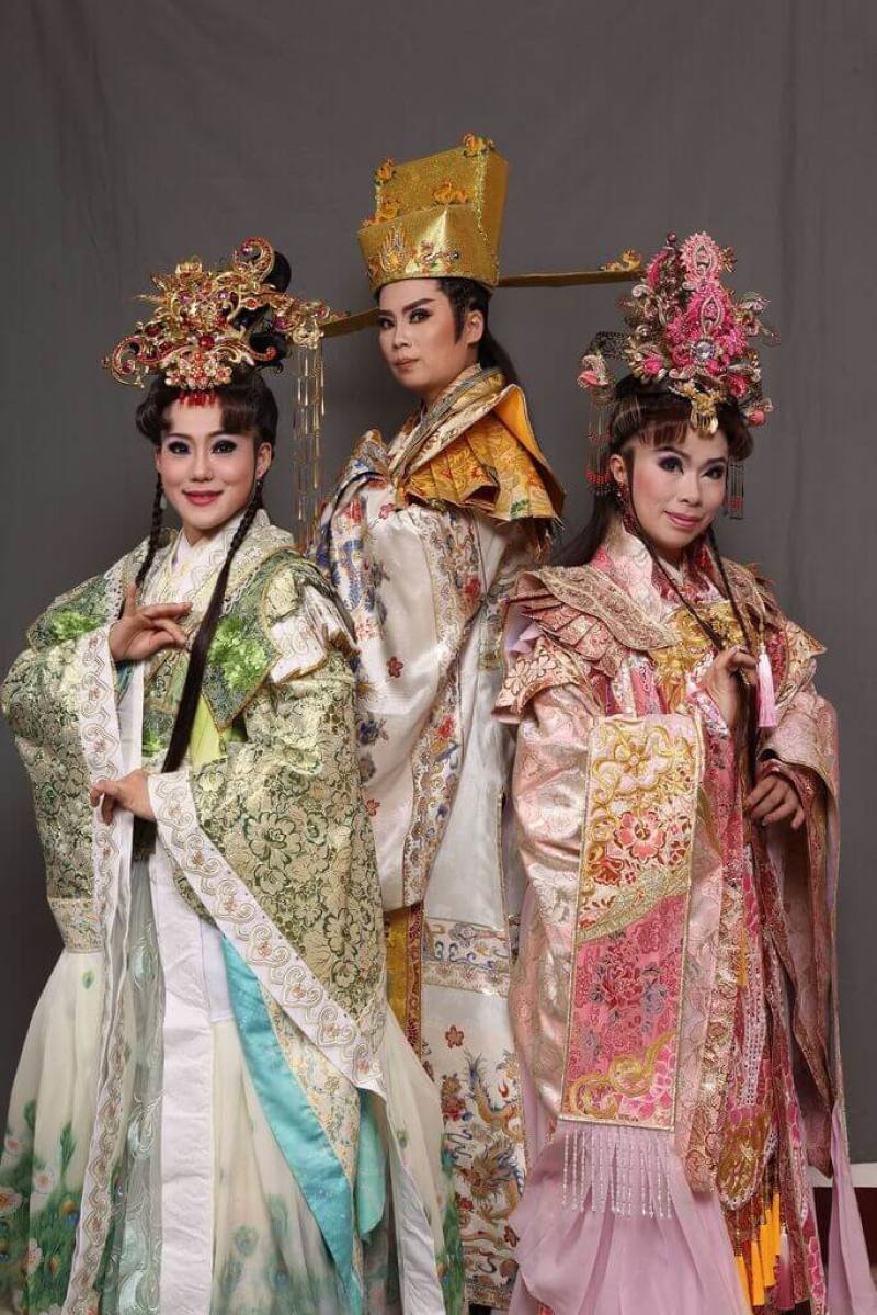 明華園黃字戲劇團2024看家戲「真假皇后」由總團當家花旦陳昭婷（左起）、黃字團當家小生翁妙嬅、天字團當家小旦孫詩雯攜手合作，20、21日將正式搬演。（明華園黃字團提供）