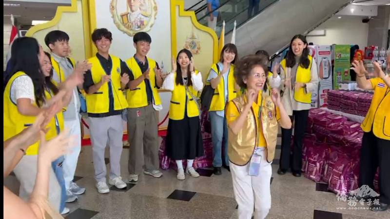 何素珍現場帶動唱「我們都是一家人」