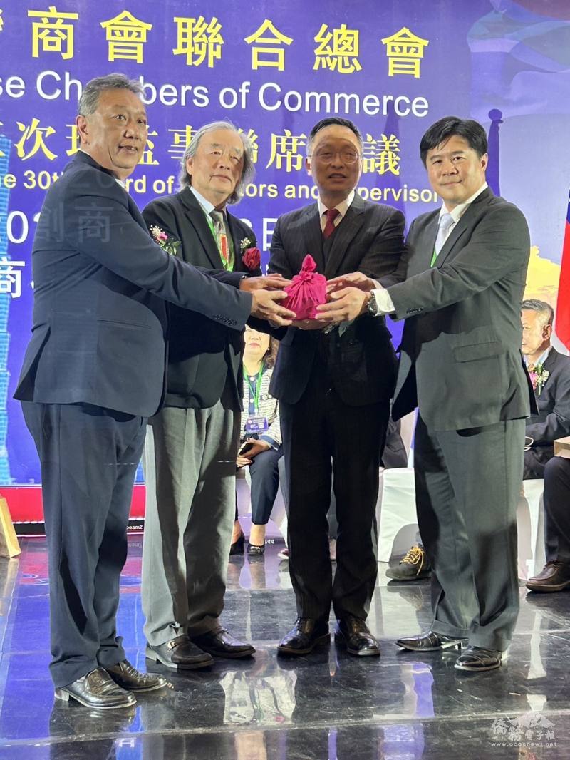 廖文哲(右2)及世界臺灣商會聯合總會監事長劉文堂(左2)監交監事長儀式、滿任監事長張清淵 (左1)及新任監事長李崇維 (右1)