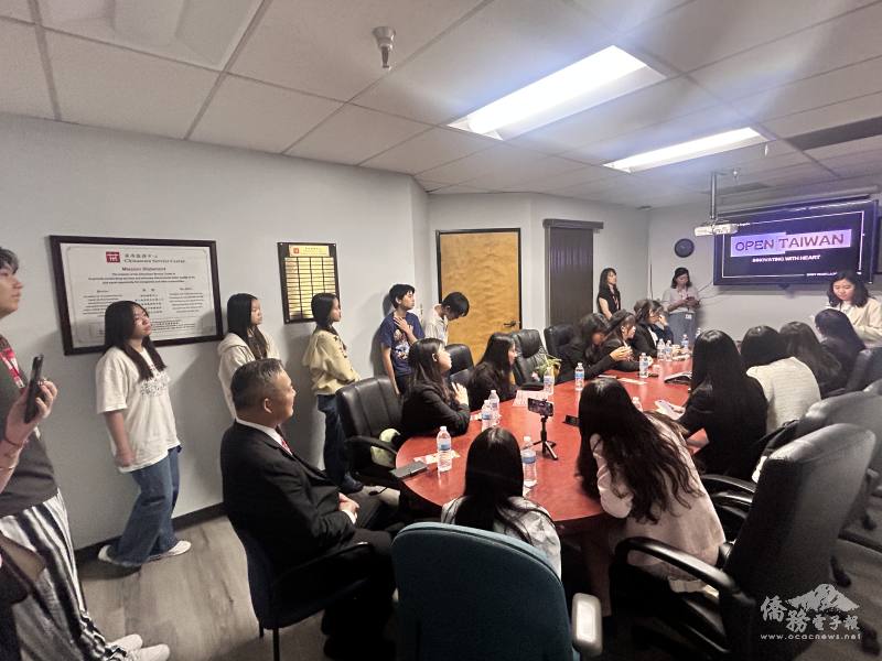搭僑計畫學生進行行銷臺灣簡報