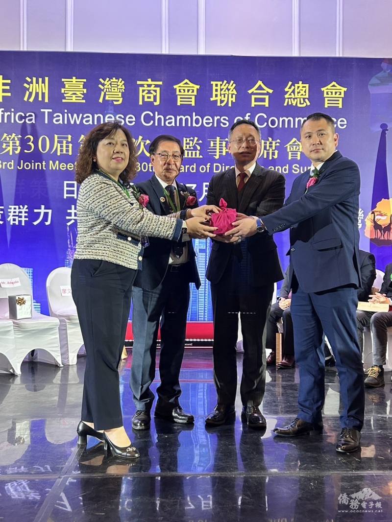 廖文哲(右2)及世界臺灣商會聯合總會總會長李天柒(左2)監交總會長儀式、滿任總會長陳淑芳(左1)及新任總會長陳智敏(右1)