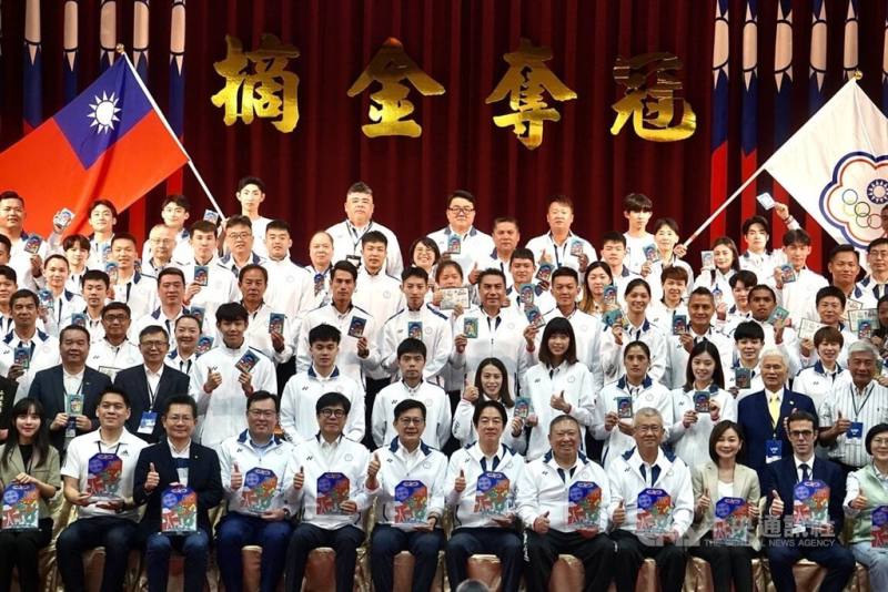President Lai Ching-te (front row, sixth right) takes a picture with Taiwan's Olympic roster at the National Sports Training Center in Kaohsiung Tuesday. CNA photo July 9