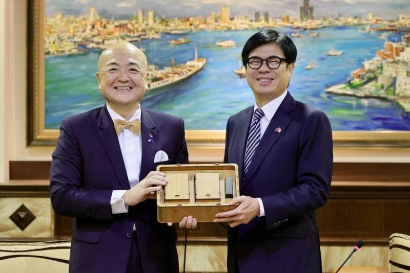 日本台灣交流協會台北事務所代表片山和之（左）9日拜會高雄市長陳其邁（右），雙方就未來深化台日交流領域交換意見，並互贈禮物。（高雄市行政暨國際處提供）