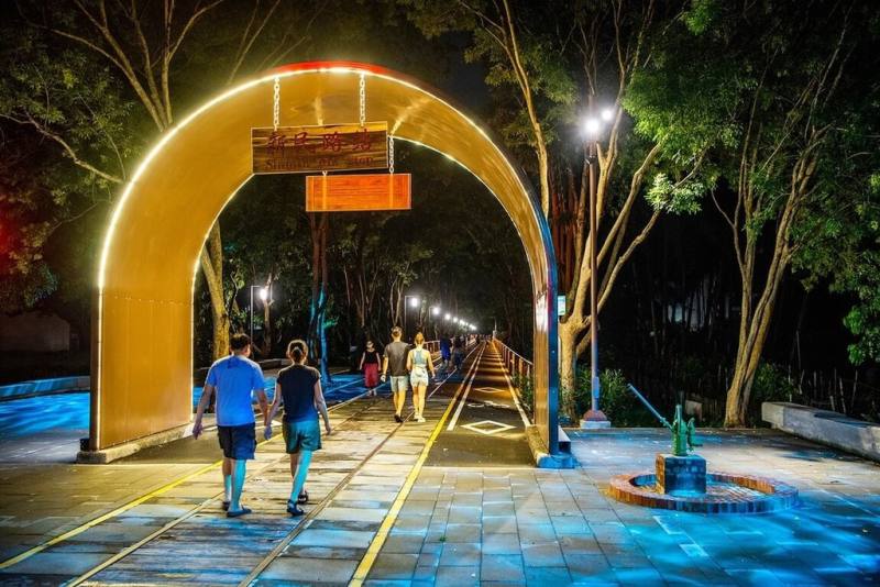 嘉義市熱門散步地點嘉油鐵馬道，分3階段進行夜間光環境與硬體設施工程，目前進行最後階段南京路站至紅瓦厝站，8月初將開放全線通行。（嘉義市政府提供）