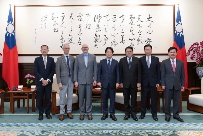 總統與「美國在台協會台北辦事處新任處長谷立言」合影
