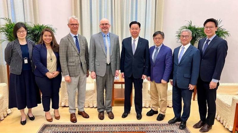 美國在台協會台北辦事處新任處長谷立言（左4）10日拜會國家安全會議秘書長吳釗燮（右4），會中對台美關係、區域情勢，以及如何強化台灣社會韌性等深入交換意見。（國安會提供）