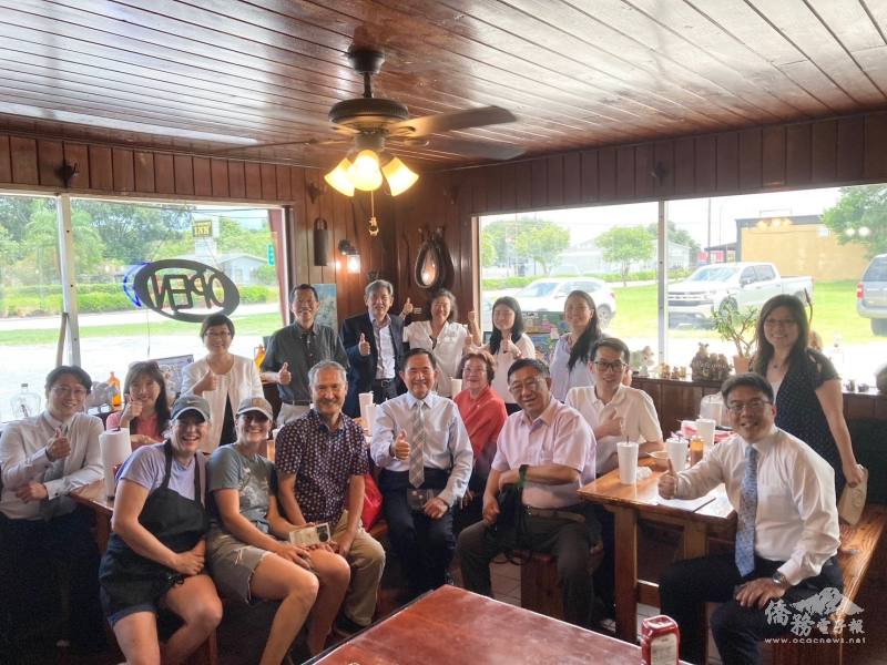 李三富邀請訪客與員工至鎮上家族經營60年之美式烤肉餐廳用膳交流