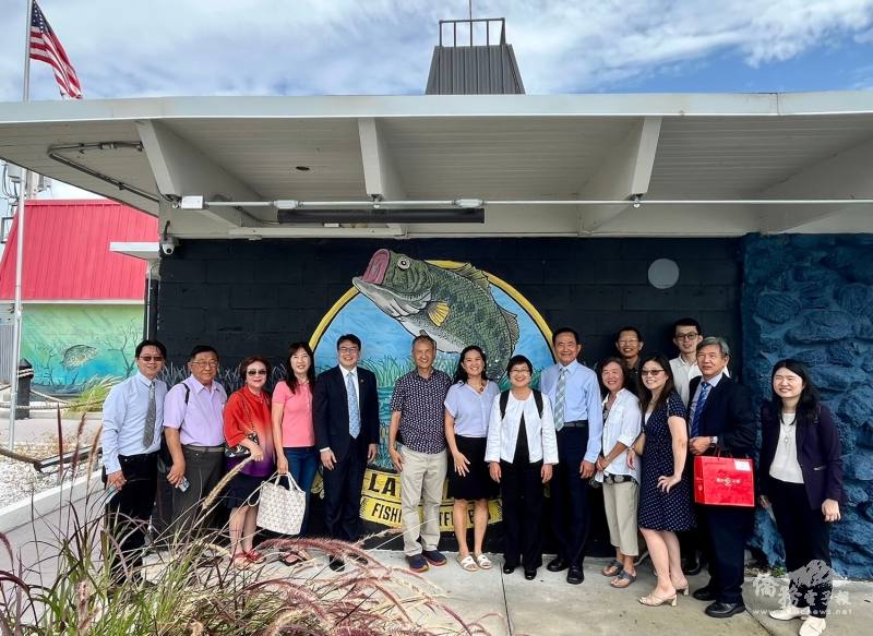 參觀僑務促進委員李三富企業（右起：賴貞利、黃士聰、張澔潤、陳秋芬、方志峯夫婦、王成章、徐佳青、李三富千金、李三富、周啟宇、黃百齡、蔡麗麗、高健智、張瑞彬）