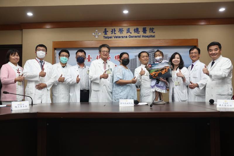 台北榮總腎臟移植團隊創全球第3例以「分肝種腎」方式，剖開肝臟嫁接血管、移植腎臟，讓今年8歲的吳小妹（右3）免於長期洗腎，吳媽媽（左3）帶女兒出席記者會，分享喜悅。