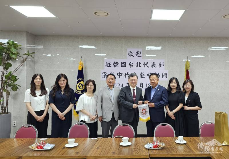 駐韓國代表處代表梁光中拜會漢城華僑小學並與理事會及教學團隊合影