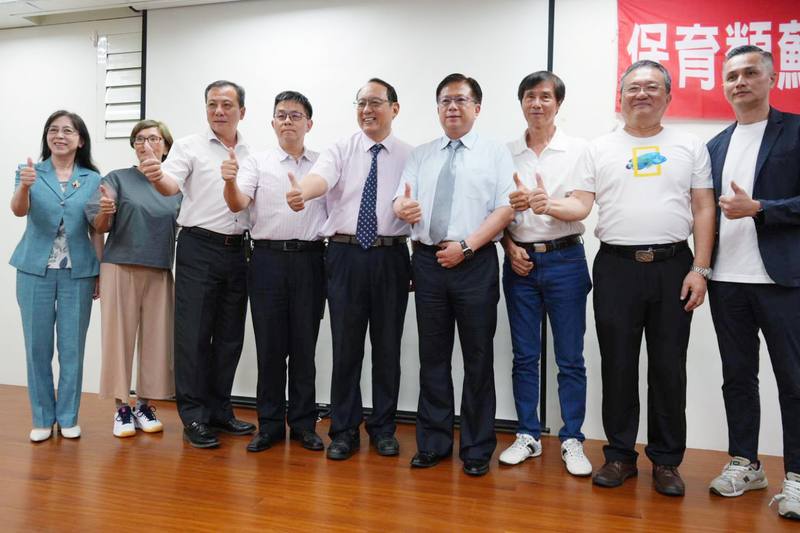 龍佃海洋生物科技公司攜手屏東科技大學水產養殖系共同研究瀕危蘇眉魚復育與繁殖，2023年人工養殖場孵化近3000條魚苗，12日對外發表成果，農業部次長黃昭欽（右4）、龍佃海洋生物科技公司董事長戴昆財（右3）、中華民國自然生態保育協會理事長鄭明修（右2）等人出席。