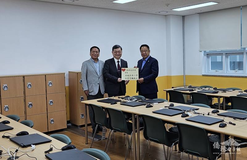 梁光中參訪全新設置之電腦教室，漢城華僑小學感謝僑務委員會之襄助