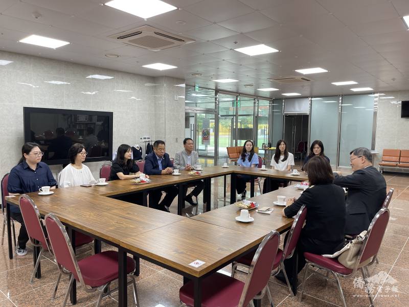 梁光中與漢城華僑小學理事會代表及教學團隊座談