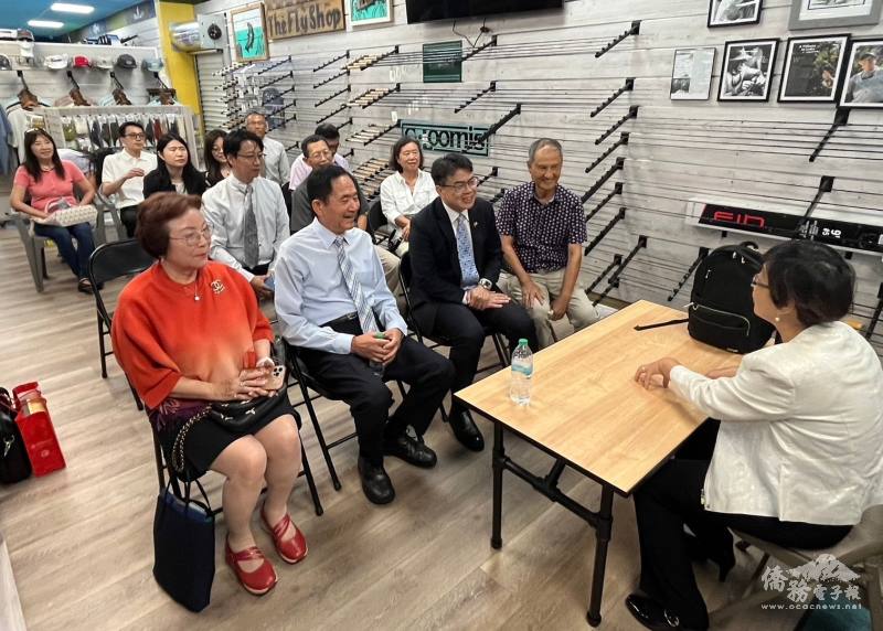 委員長徐佳青於店內與天霸市及中佛州僑領交流